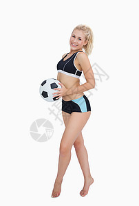 参加运动穿着足球运动服的快乐妇女肖像闲暇训练金发女郎马尾辫头发身体活动女性女士金发图片