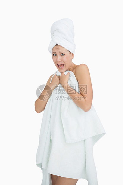 女人的肖像在用毛巾遮盖自己时尖叫图片