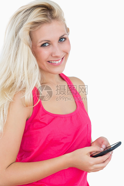 使用智能手机的快乐的临时女青年妇女的肖像图片