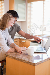 家庭用笔记本电脑的夫妇男性男朋友男人房子闲暇夫妻女性咖啡女士台面图片