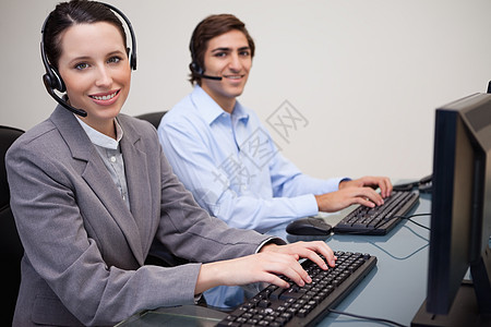 快乐呼叫中心员工工作愉快客户男性电脑服务键盘沟通中心行政人员工人职员图片