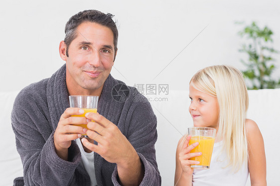 父亲和女儿喝橙汁的杯子图片
