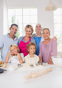 微笑的家庭准备做饭图片
