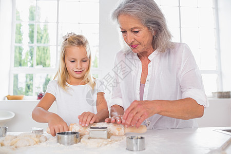 外祖母和孙孙孙孙女做饼干图片