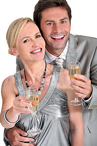夫妇与香槟微笑丈夫男人派对头发朋友们生活玻璃生日妻子图片