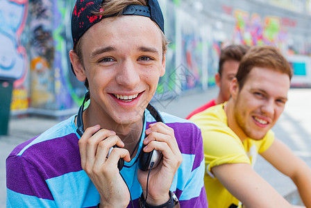 三个年轻朋友幸福快乐季节绘画友谊蓝色男生衣服青少年男性小伙子太阳镜图片
