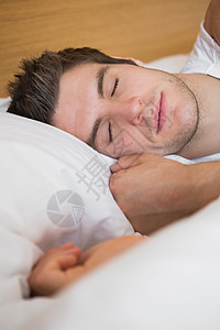 男人在床上睡觉睡眠午睡床单男性酒店枕头时间棕色床头板睡衣图片