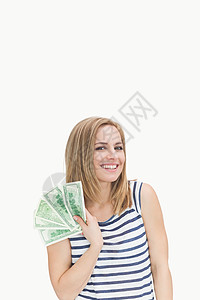 快乐的年轻女人的肖像 她带着扇风般的美元图片