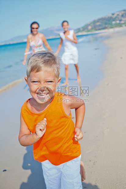 可爱的男孩和姐姐妈妈在沙滩上眼镜假期男性母亲幸福女孩海洋男生情调跑步图片