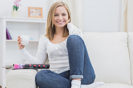 家里有咖啡杯的女人肖像图片