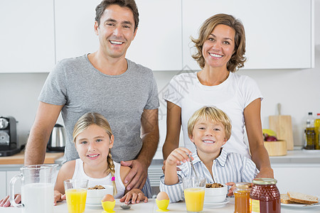 早餐时幸福的一家人图片
