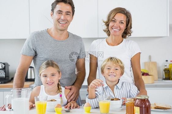 早餐时幸福的一家人图片