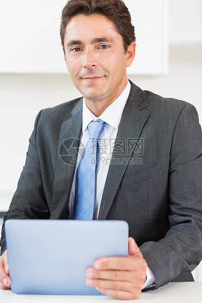 使用平板电脑的西装男头发柜台棕色触摸屏厨房快乐家庭住所男人微笑图片
