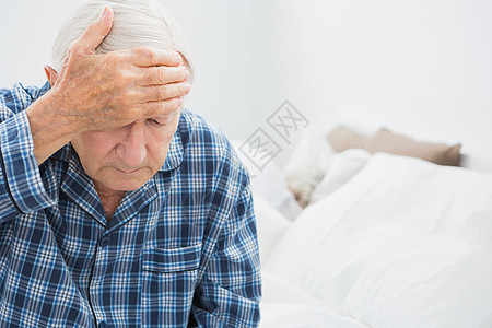 在床上受苦的老人图片