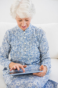 使用数字平板电脑的老年人重点妇女图片