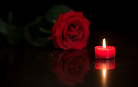 带红玫瑰的浪漫蜡烛情人火焰背景黑色烛光玫瑰燃烧红色背景图片