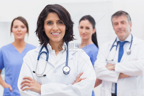 女医生和她的团队微笑图片