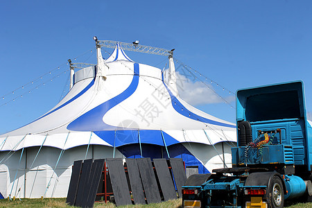 夏季马戏团帐篷和卡车图片