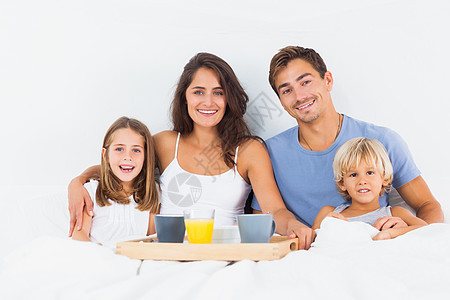 家人在床上吃早饭男生橙汁睡衣玻璃杯子女孩羽绒被男性感情母亲图片