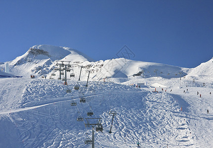 奥地利冰川的Kaprun滑雪度假胜地场景岩石假期蓝色滑雪者晴天滑雪板顶峰全景运动图片