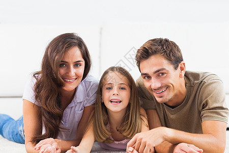 家人躺在地毯上长椅棕色男性母亲沙发女儿头发女孩快乐微笑图片