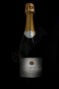 黑暗中一瓶香槟酒背景图片