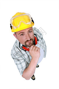 带护目镜和听力保护的手工工人图片