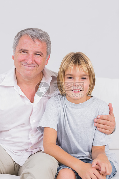 一个小男孩的肖像 和他爷爷微笑图片