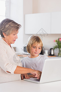 奶奶和孙子在看笔记本电脑图片