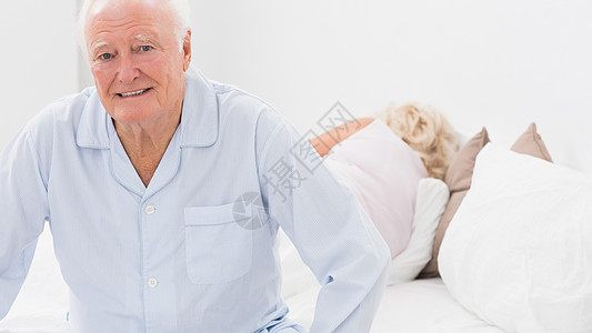 坐在妇女睡觉时坐着的老人图片