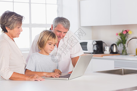 儿童和祖父母看笔记本电脑图片