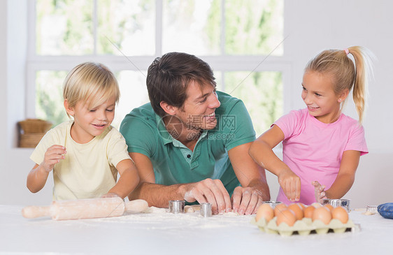 父亲和他的儿女 把饼干剪出来;图片