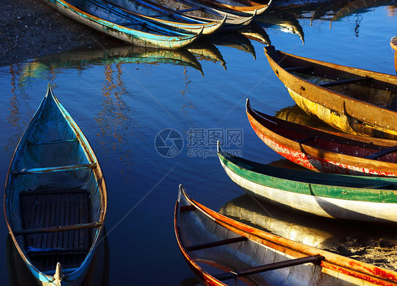 美丽的场景 小船在金光下工艺船筏反射独木舟渔业日出避风港泊位港口深海图片