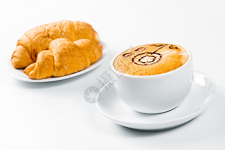 大杯咖啡和盘子上的羊角面包咖啡店美食饮料蛋糕牛奶液体早餐香气食物小吃图片