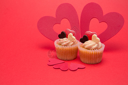 两个情人杯蛋糕 配五件心胸装饰品粉色糖果奶油背景情人对象浪漫图片