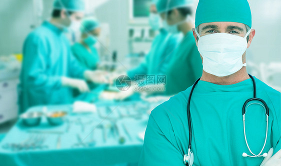 站在手术室的医生制服设备手术帽磨砂膏药品团队女性外科医疗男人图片