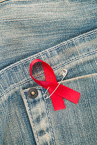 紧贴在牛仔裤上的艾滋病宣传丝带疾病牛仔布三物别针世界机构红色图片