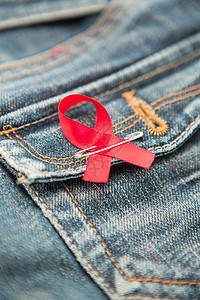 紧贴在牛仔裤口袋上的艾滋病宣传丝带图片