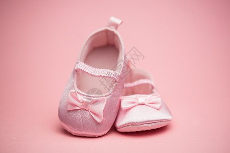 粉红婴儿鞋短靴丝带靴子幸福粉色背景背景图片