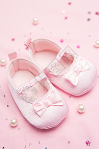 女孩的粉红婴儿鞋图片