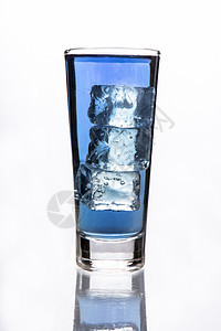 玻璃杯水 三块冰图片