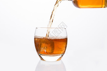 威士忌瓶倒入玻璃杯图片