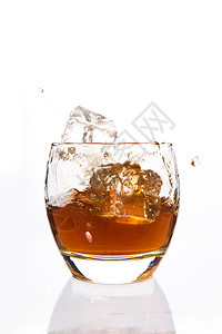 冰的立方体坠落 在一桶威士忌中图片