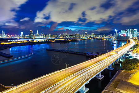 晚上有高速公路的香港市景观办公室海洋城市天际摩天大楼建筑商业天空地标图片