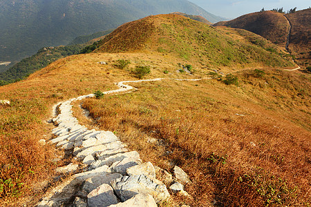 山区路线远足石径人行道爬坡小路天空稻草草地土地棕色图片