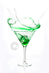 鸡尾酒杯 绿色酒精喷洒图片