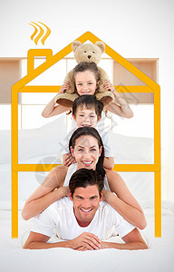 幸福的家庭在床上靠着彼此的肩膀图片