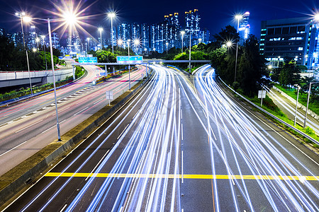 晚上在高速公路上繁忙交通轨迹景观夜景运动视角踪迹通道天空城市天际图片