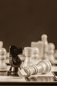 落下的白色象棋碎片 躺在黑骑士旁边 以西普西亚语调图片