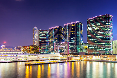 晚上在市中心九龙港口景观建筑商业城市金融摩天大楼大楼办公楼企业图片